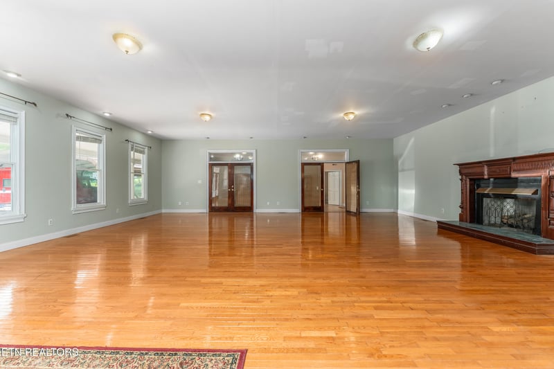 702 Meadowview Dr, Harriman, TN 37748