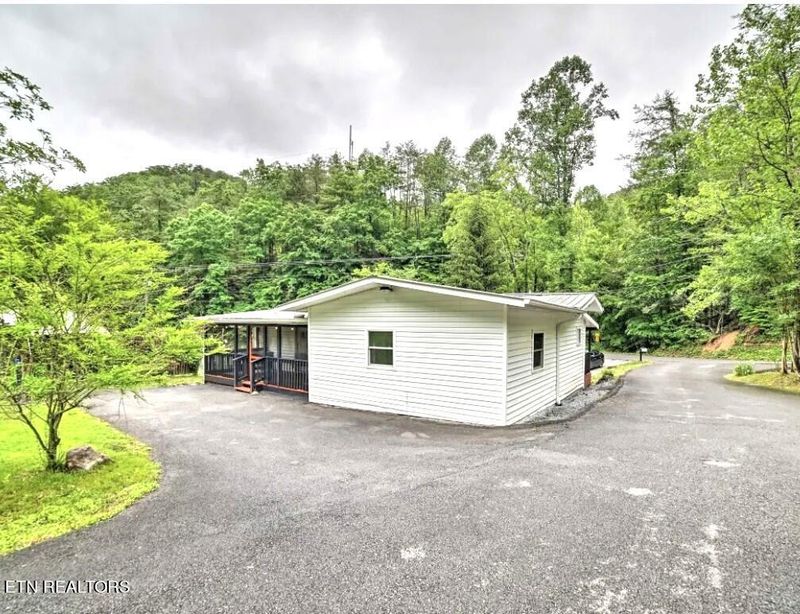702 Rush Branch Rd, Pigeon Forge, TN 37863