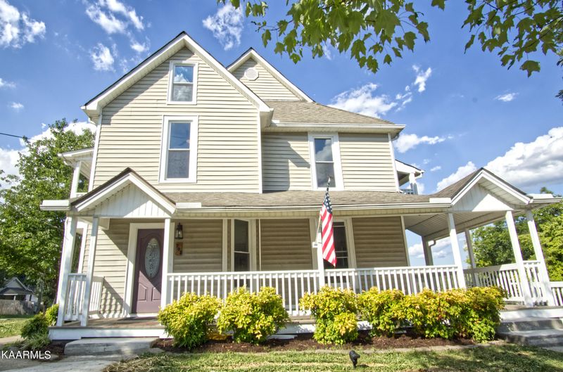 702 Unaka St, Harriman, TN 37748