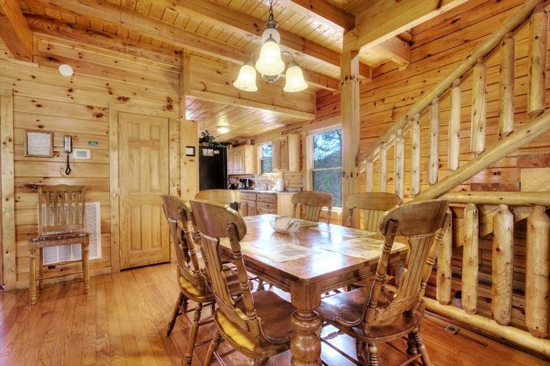 703 Country Oaks Dr, Pigeon Forge, TN 37863