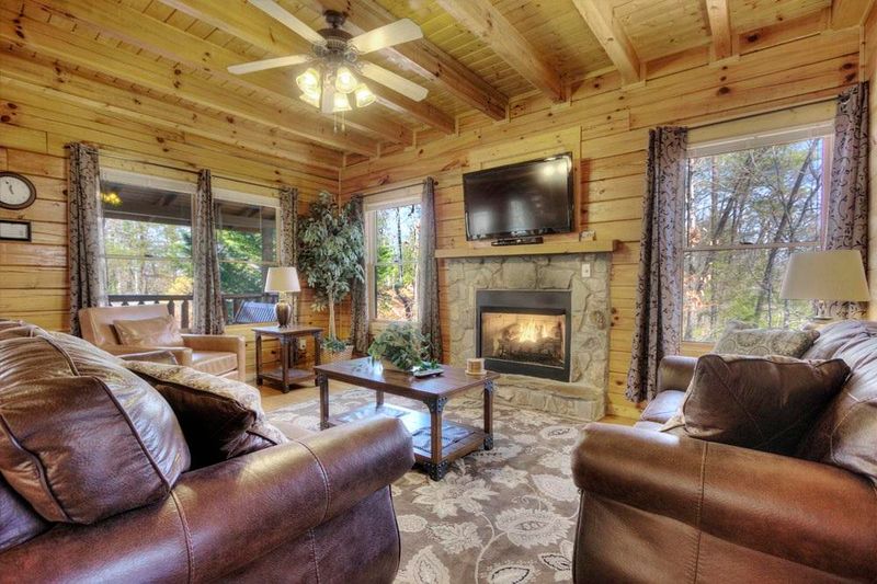 703 Country Oaks Dr, Pigeon Forge, TN 37863