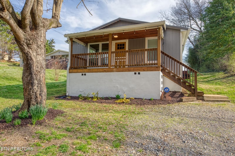 703 N D St, Lenoir City, TN 37771