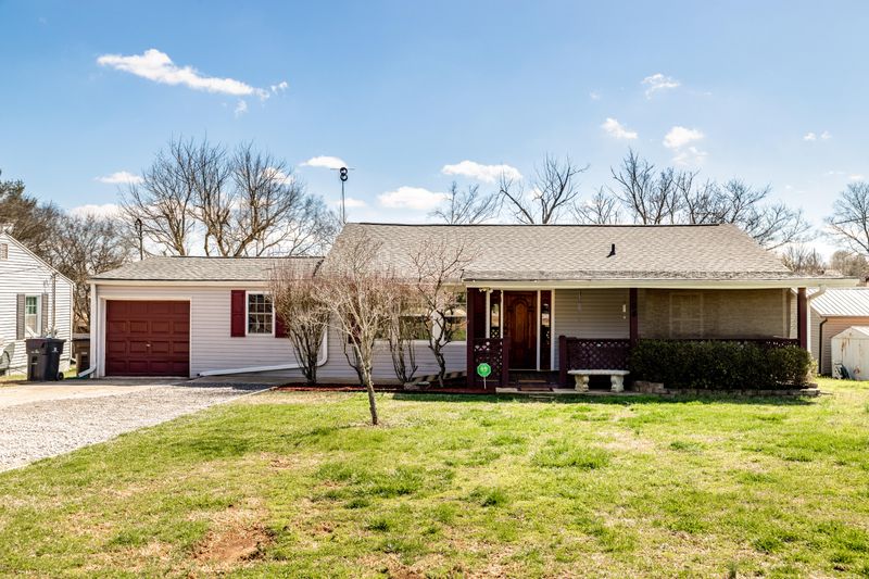 704 Edwards Dr, Knoxville, TN 37920