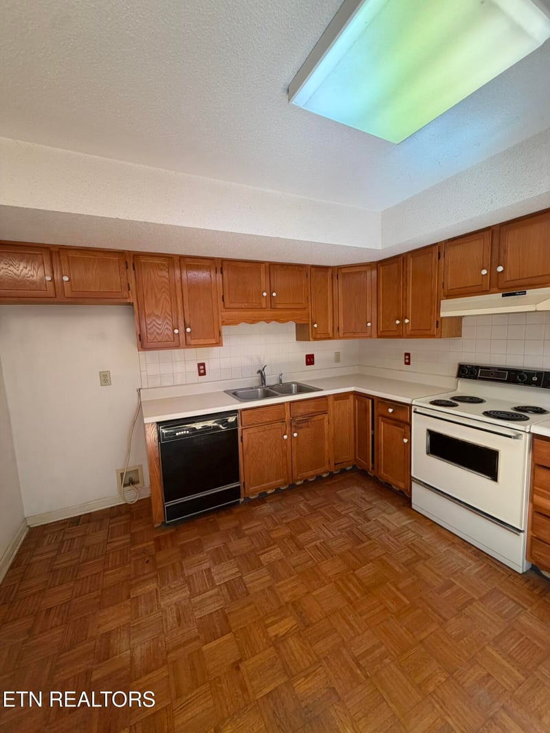 704 Ike Ln, Knoxville, TN 37918