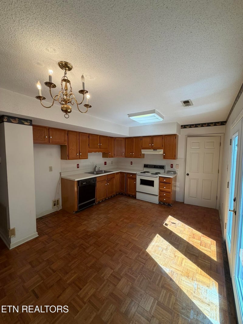 704 Ike Ln, Knoxville, TN 37918