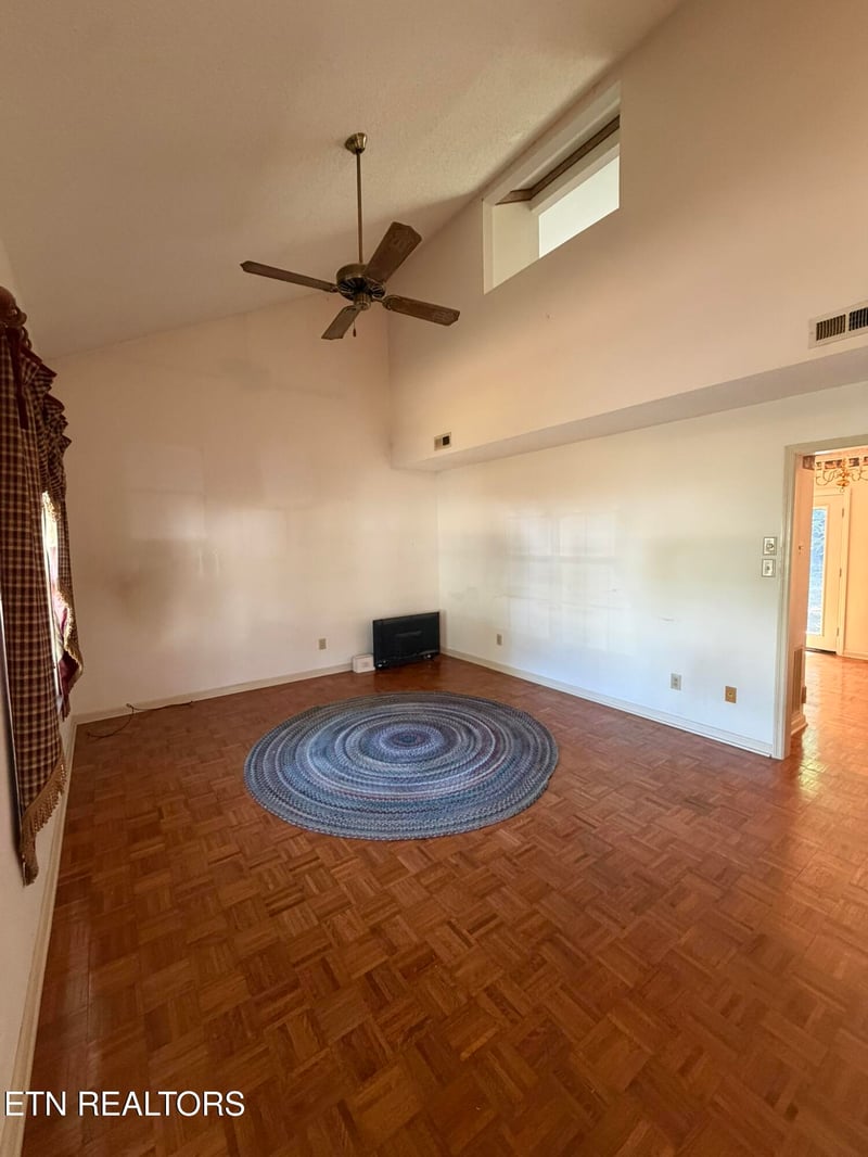 704 Ike Ln, Knoxville, TN 37918