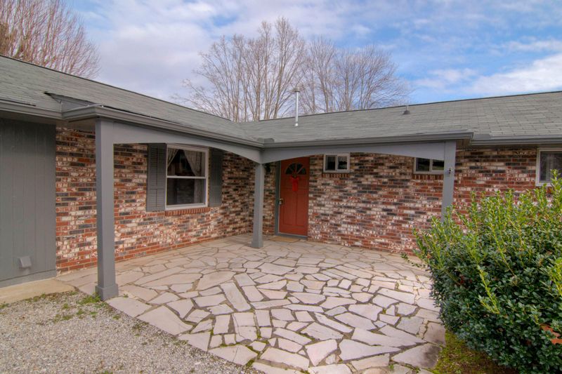 704 Lakeview Dr, Loudon, TN 37774