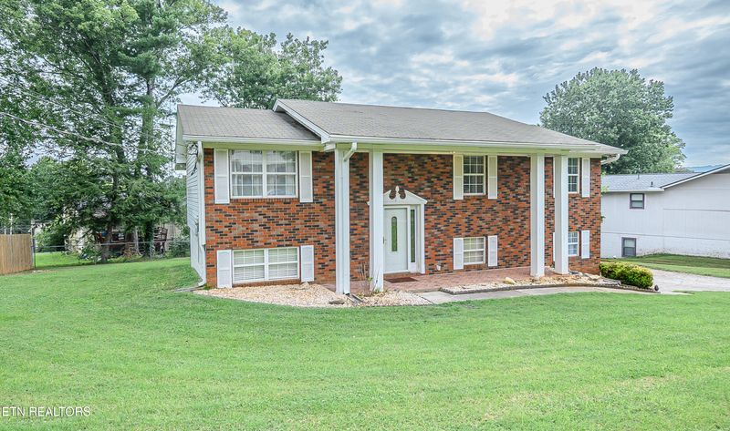 704 N Whispering Oaks Cir, Powell, TN 37849