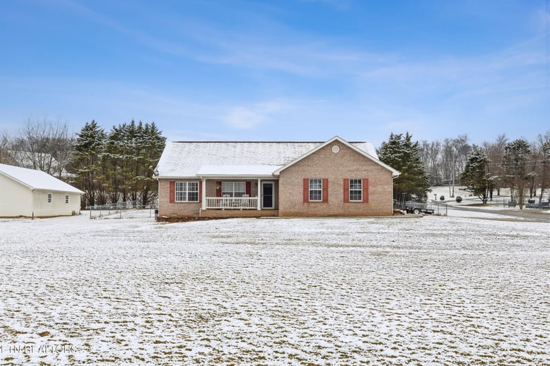 704 Pointe South Dr, Walland, TN 37886