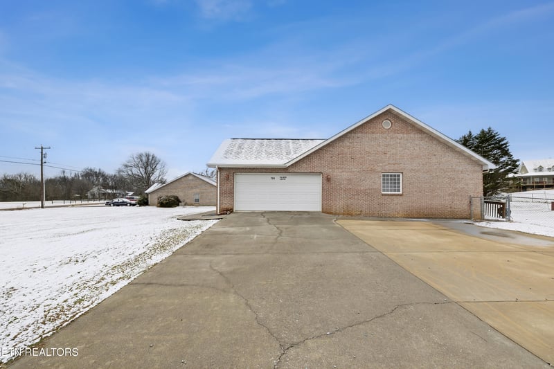 704 Pointe South Dr, Walland, TN 37886