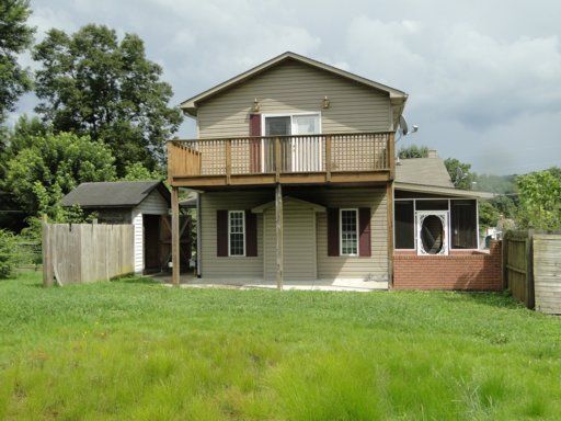 704 Reynolds Ave, Clinton, TN 37716
