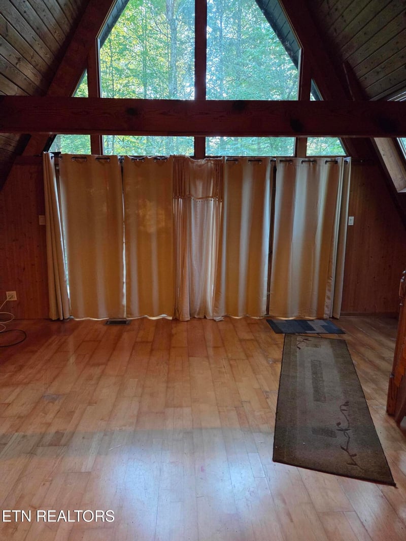 704 SE Selma Ln, Gatlinburg, TN 37738