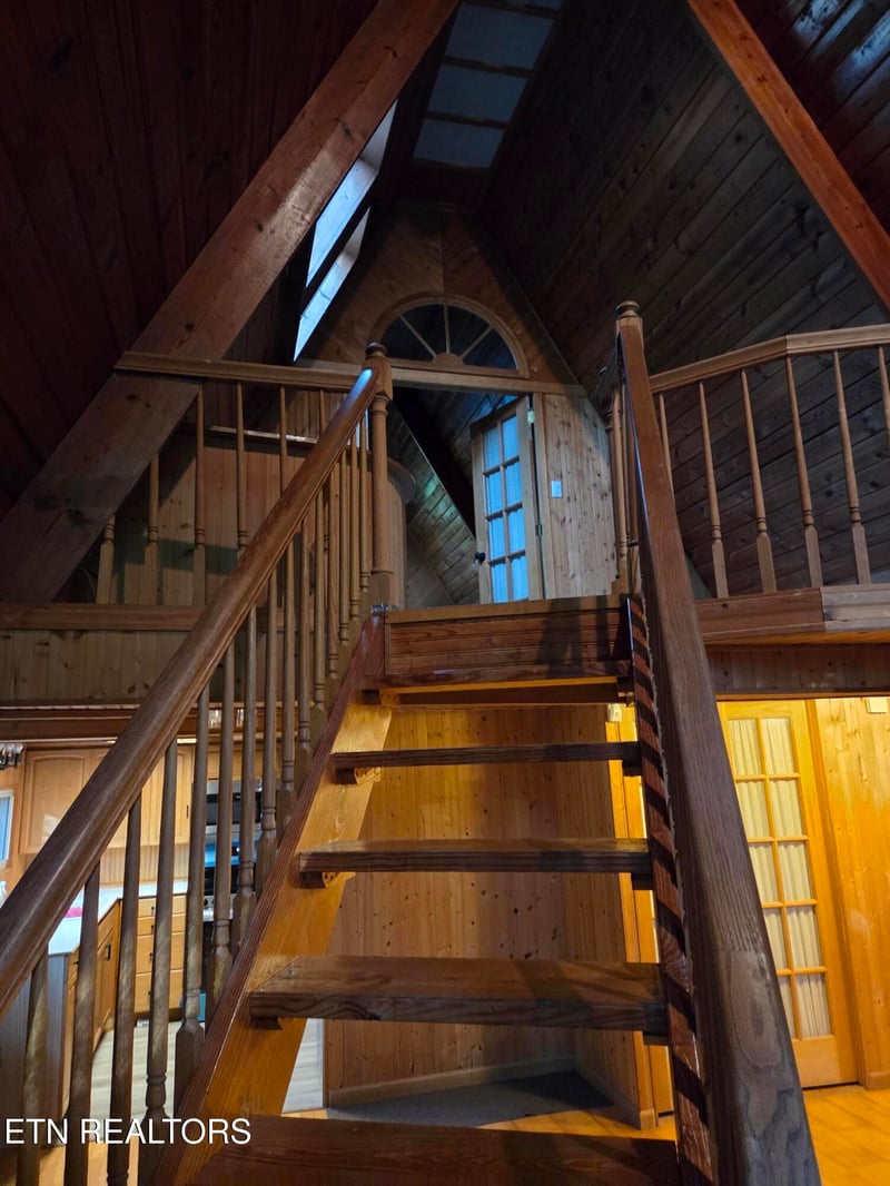 704 SE Selma Ln, Gatlinburg, TN 37738