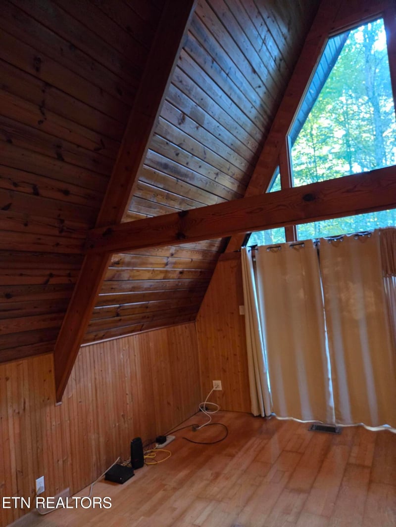 704 SE Selma Ln, Gatlinburg, TN 37738
