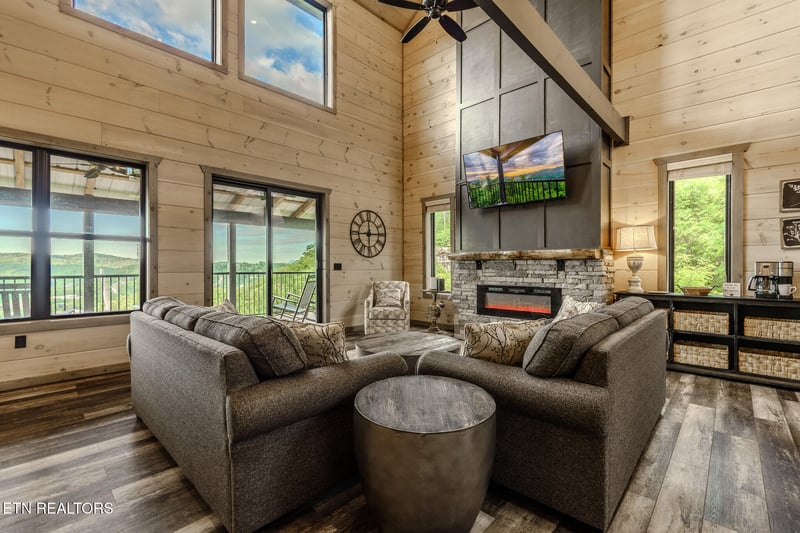 704 Topside Rd, Gatlinburg, TN 37738
