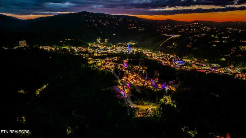 704 Topside Rd, Gatlinburg, TN 37738