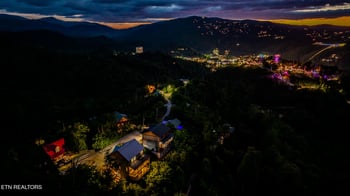 704 Topside Rd, Gatlinburg, TN 37738