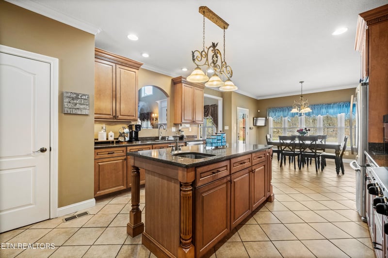 7042 Summer Oak Ln, Knoxville, TN 37918