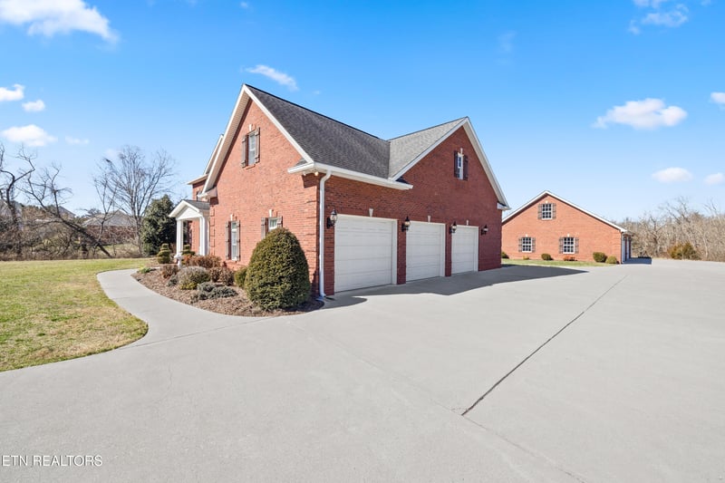 7042 Summer Oak Ln, Knoxville, TN 37918