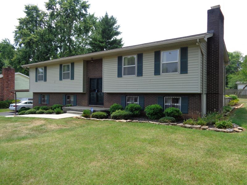 705 E Meadecrest Dr, Knoxville, TN 37923