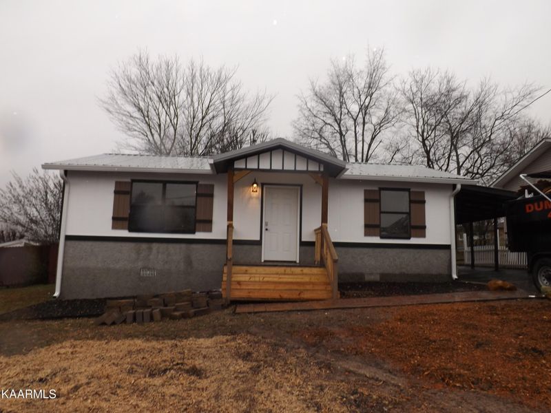 705 E Virginia Ave, Lafollette, TN 37766