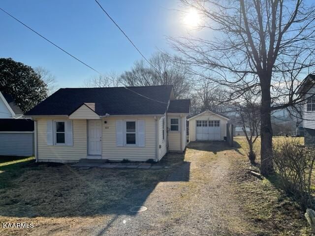 705 High St, Clinton, TN 37716