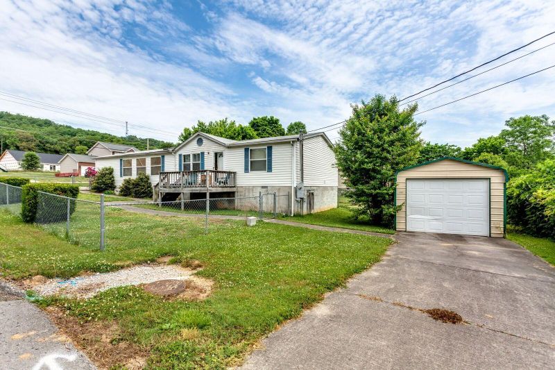 705 Lantana Ln, Clinton, TN 37716
