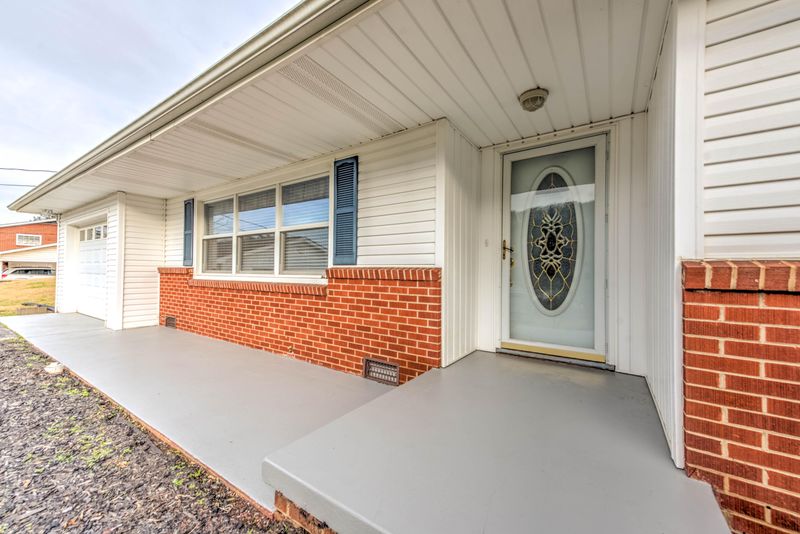 705 Riverbend Rd, Clinton, TN 37716