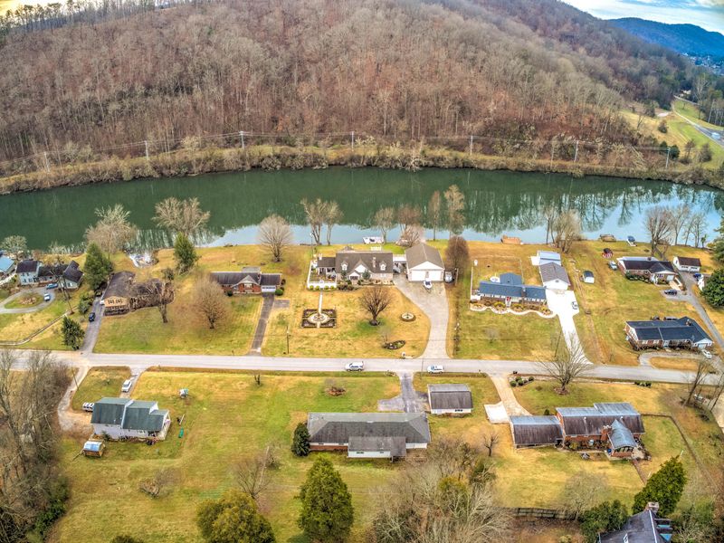 705 Riverbend Rd, Clinton, TN 37716
