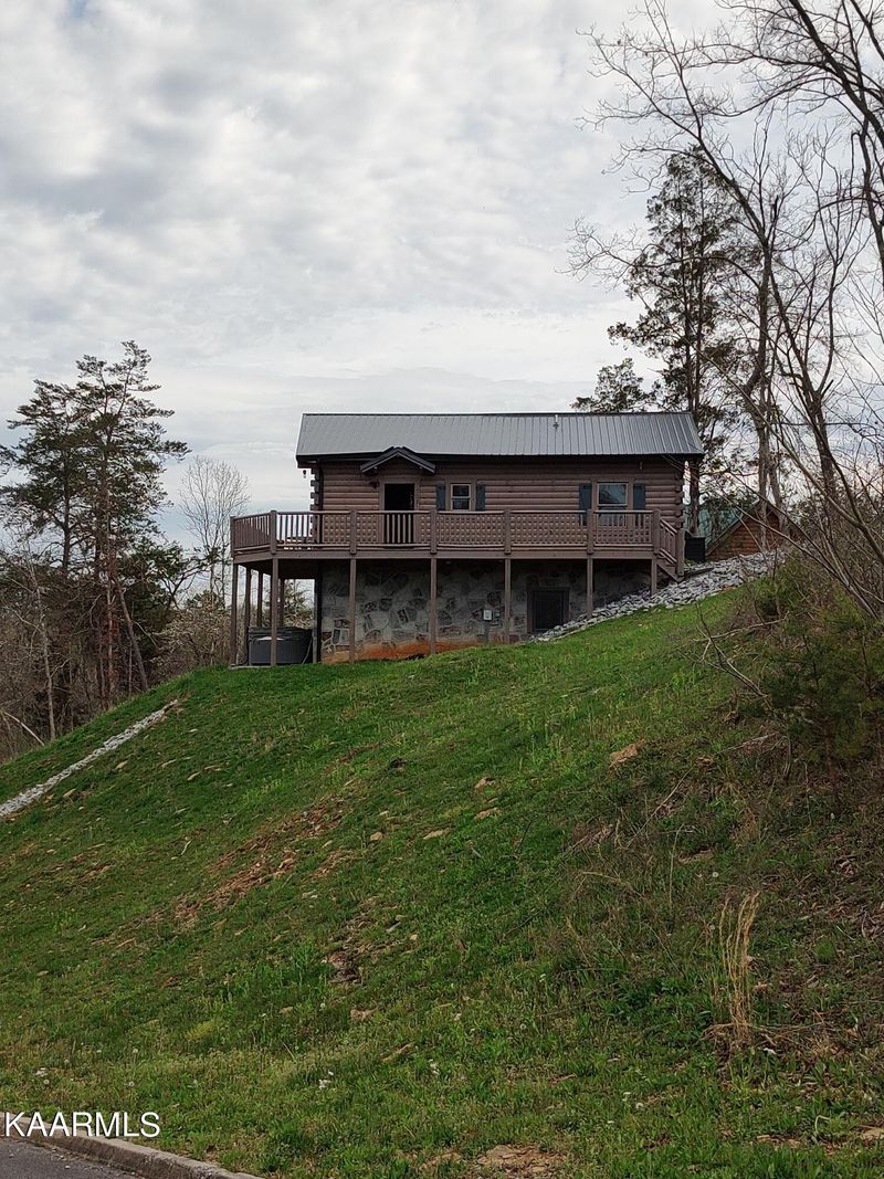 705 Rondayview Ln, Sevierville, TN 37876