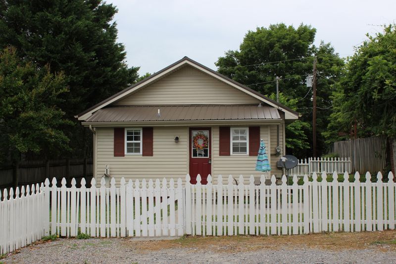 705 Wharf St, Loudon, TN 37774