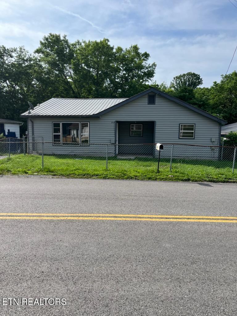 706 E Beech St, Lafollette, TN 37766