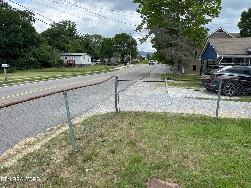 706 E Beech St, Lafollette, TN 37766