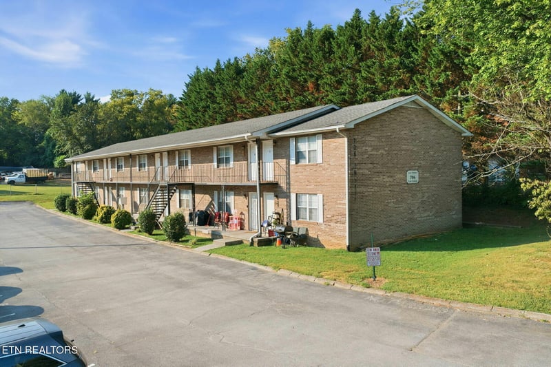 706 E Inskip Dr, Knoxville, TN 37912