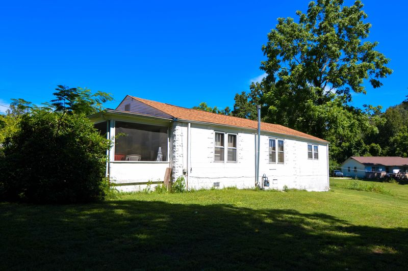 706 Emory Heights Rd, Harriman, TN 37748