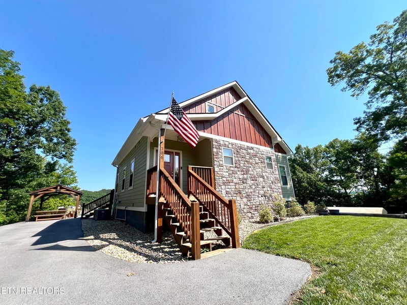 706 Fairgarden Cir, Sevierville, TN 37876