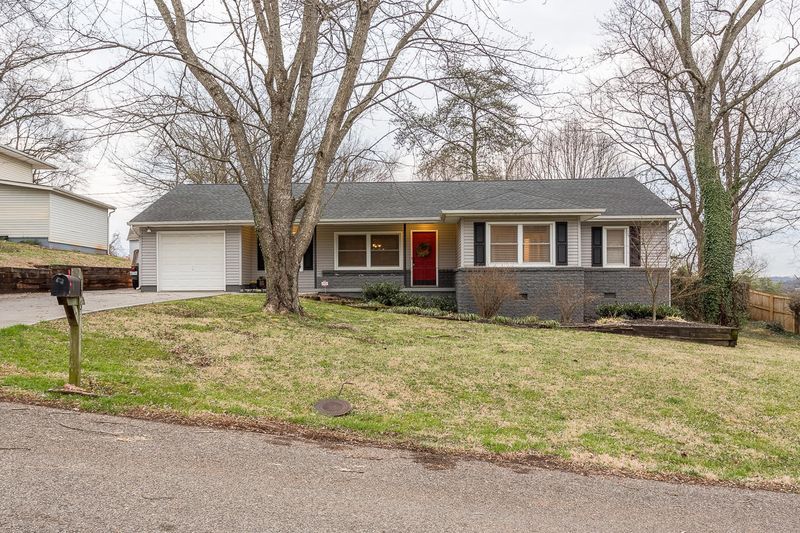 706 Forest View Rd, Knoxville, TN 37919