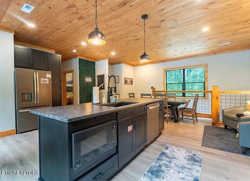 706 Kelly St, Gatlinburg, TN 37738
