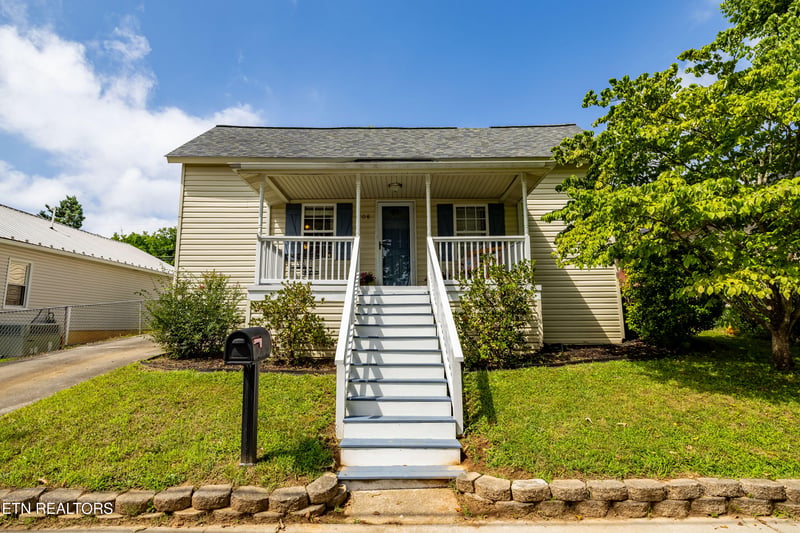 706 N C St, Lenoir City, TN 37771