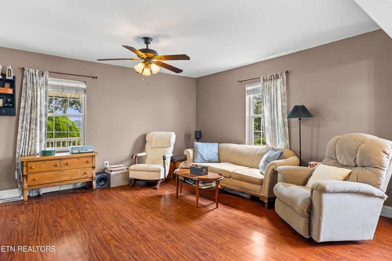 706 N C St, Lenoir City, TN 37771