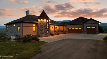 706 Nocks Dr, Gatlinburg, TN 37738