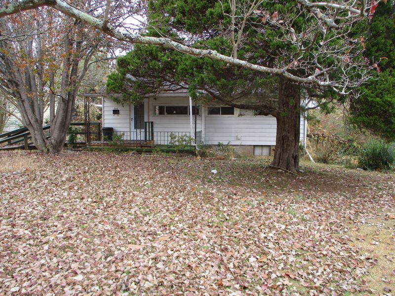 706 W Outer Dr, Oak Ridge, TN 37830