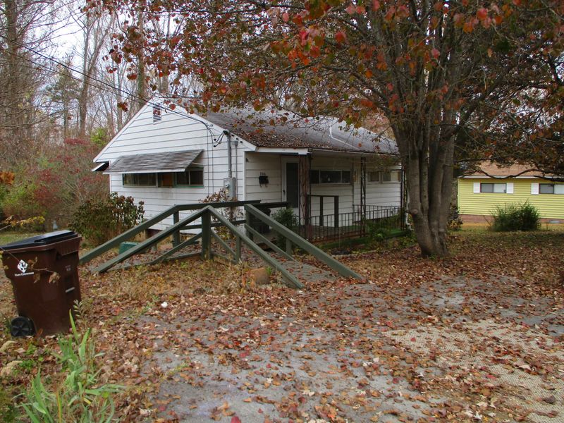 706 W Outer Dr, Oak Ridge, TN 37830
