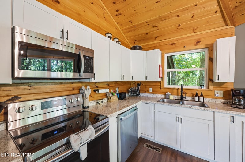 707 Maple Ct, Gatlinburg, TN 37738
