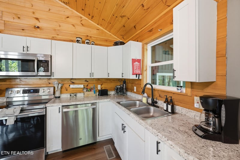 707 Maple Ct, Gatlinburg, TN 37738