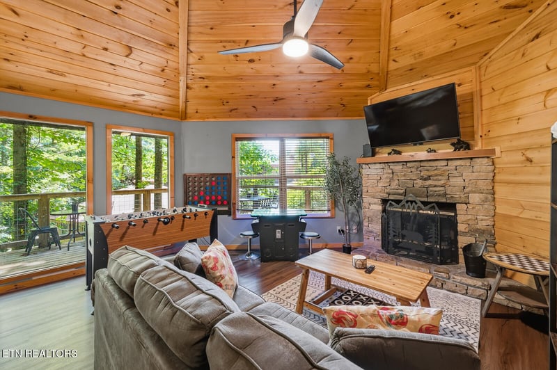 707 Maple Ct, Gatlinburg, TN 37738