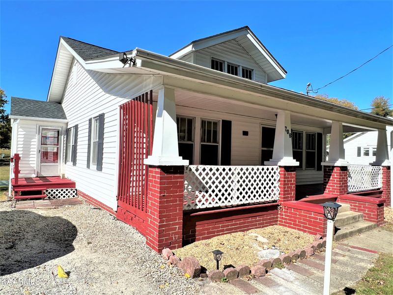 708 Hendrickson St, Clinton, TN 37716