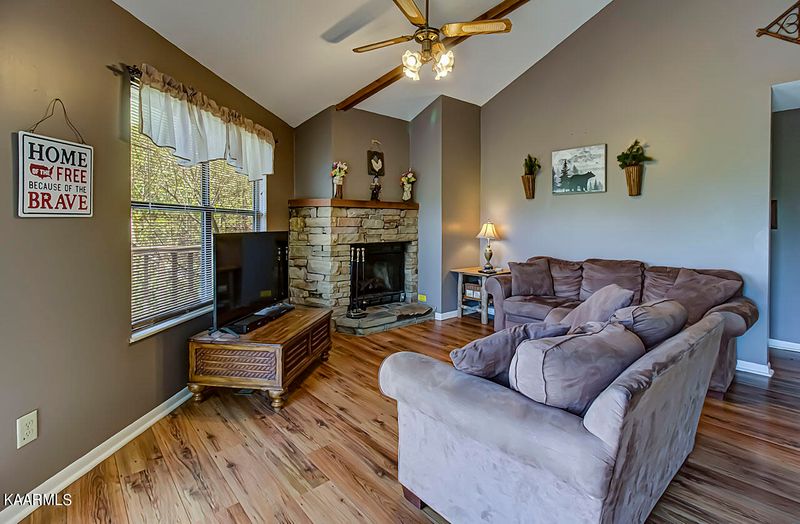 708 Octagon Dr, Gatlinburg, TN 37738