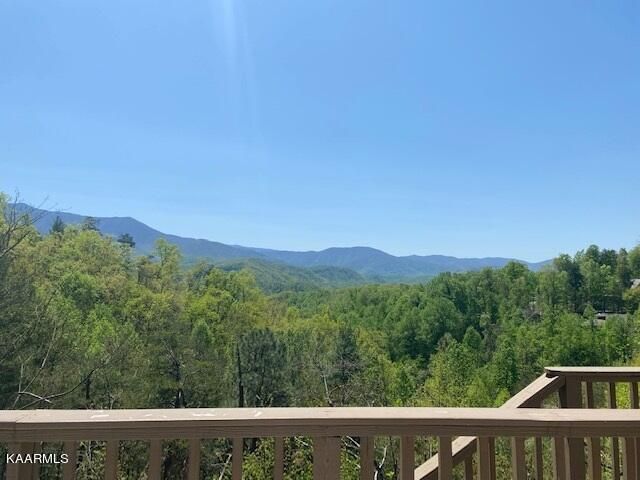708 Octagon Dr, Gatlinburg, TN 37738
