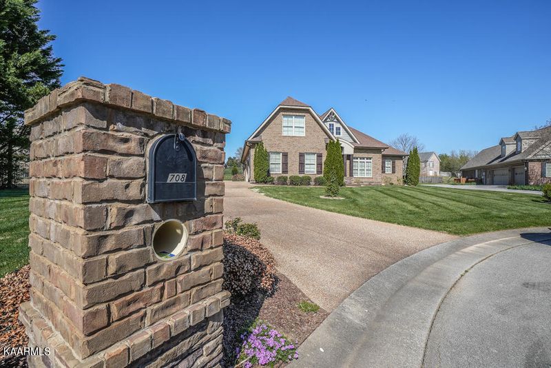 708 Waverly Ct, Alcoa, TN 37701